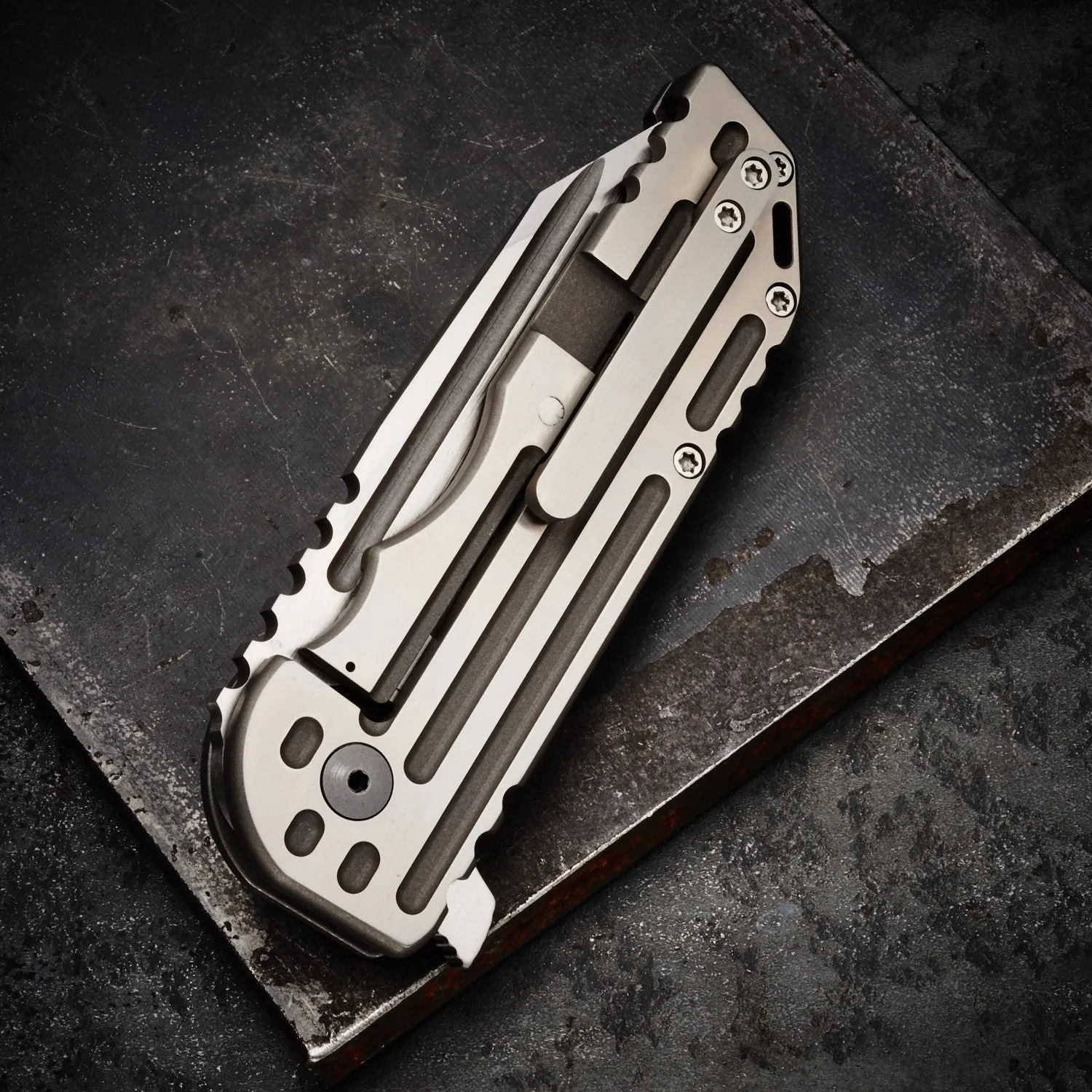 Alphahunter Tactical Design White Knight Warhorse - Free Shipping