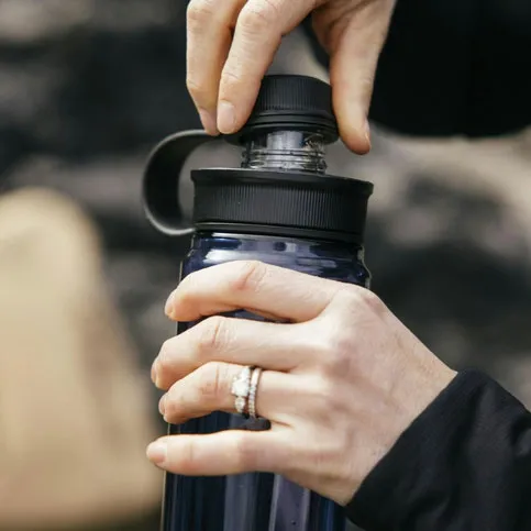 YONDER TETHER CAP 25 OZ (750 ML) WATER BOTTLE Navy